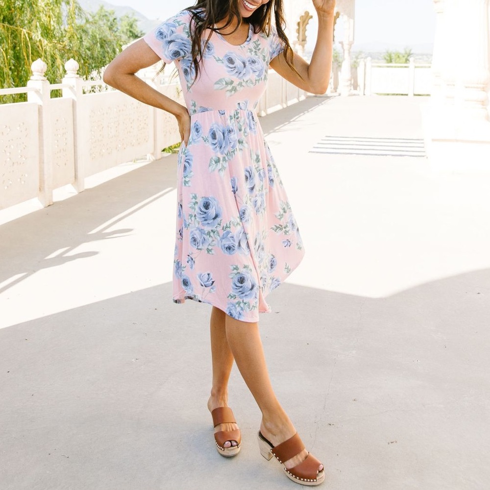 Feminine Floral Dress in Pink - Picture 3 of 11